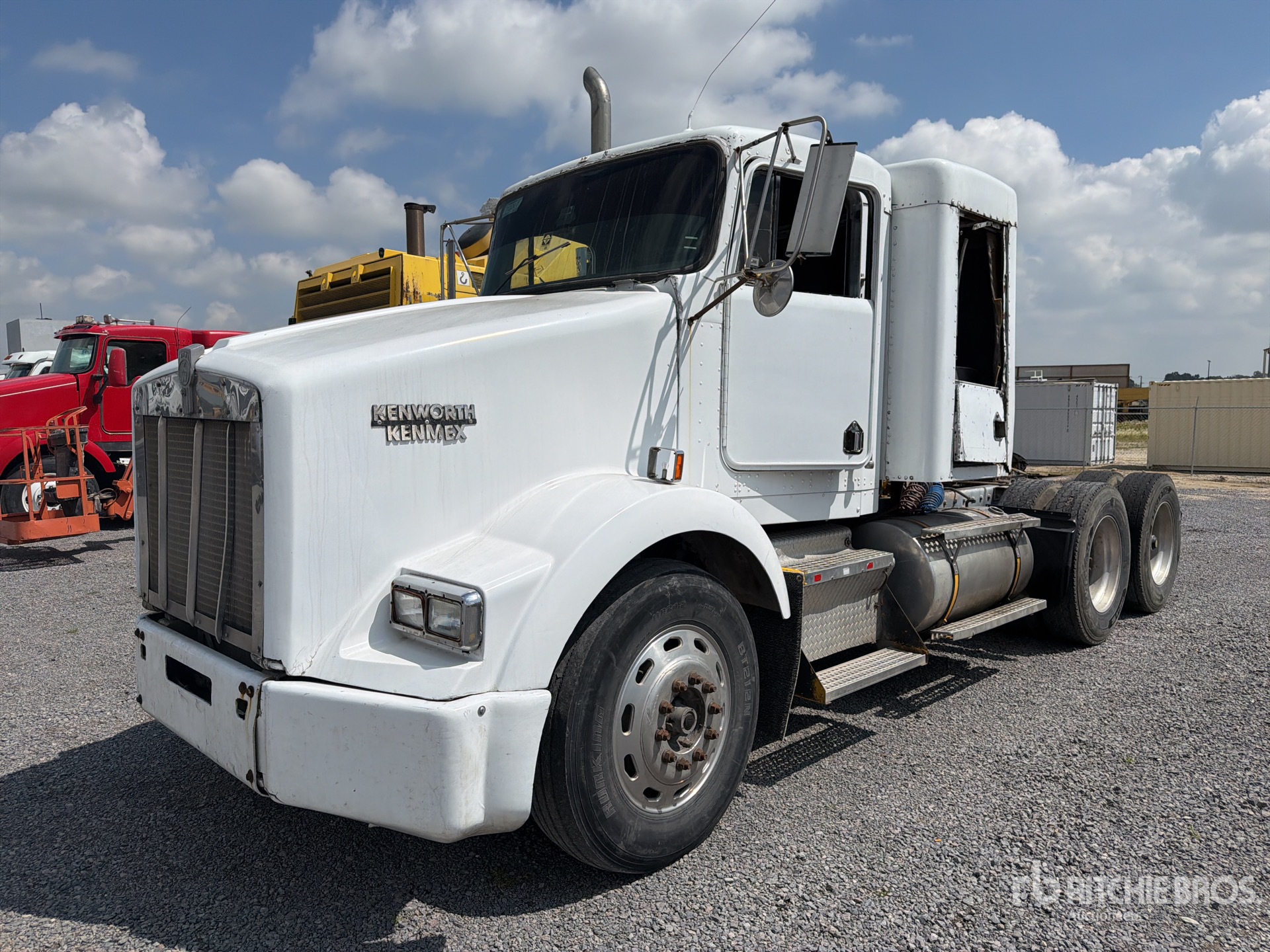2000 Kenworth T800 6x4 Tractocamion con Dormitorio / T/A Sleeper Truck Tractor (Inoperable)