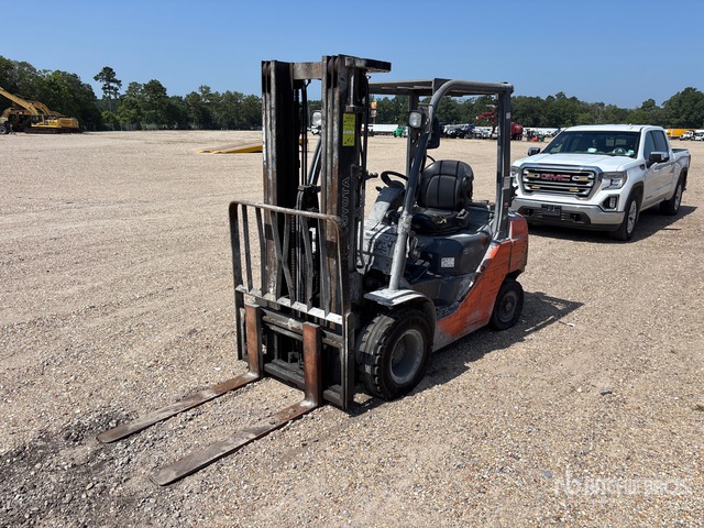 2014 Toyota 8FGU25 4500 lb Pneumatic Tire Forklift