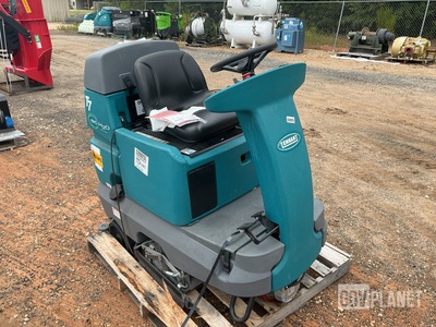Tennant T7 ec-H20 Ride-On Floor Scrubber