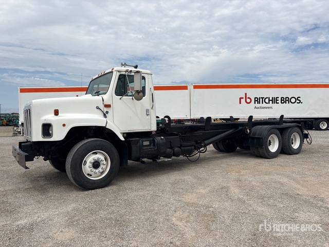 2000 International 2674 6x4 Roll-Off Truck