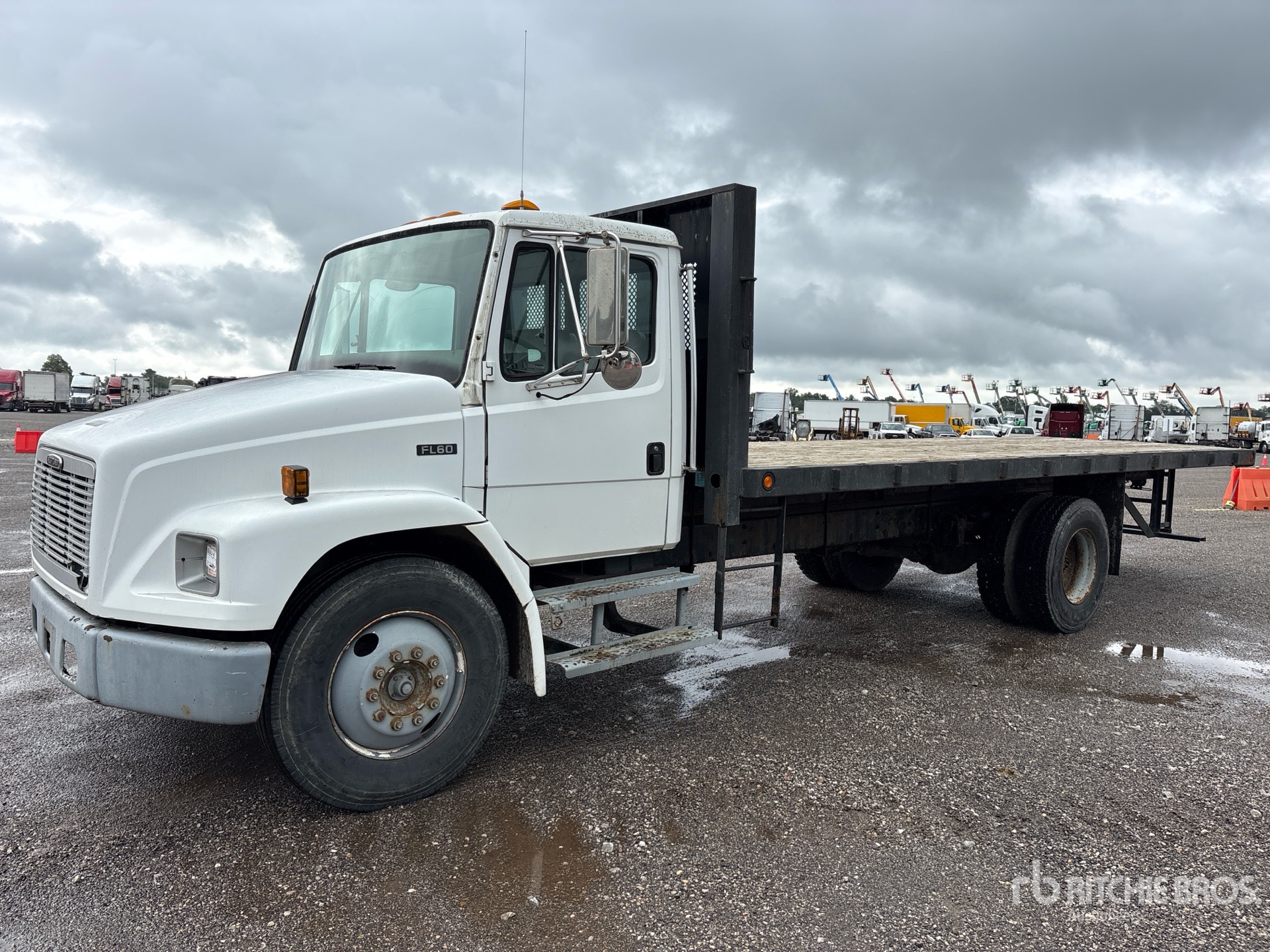 1999 Freightliner FL60 4x2 Platte vrachtwagen