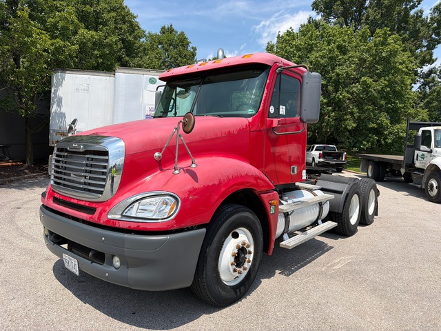 2005 Freightliner Columbia 6x4 T/A Day Cab Truck Tractor