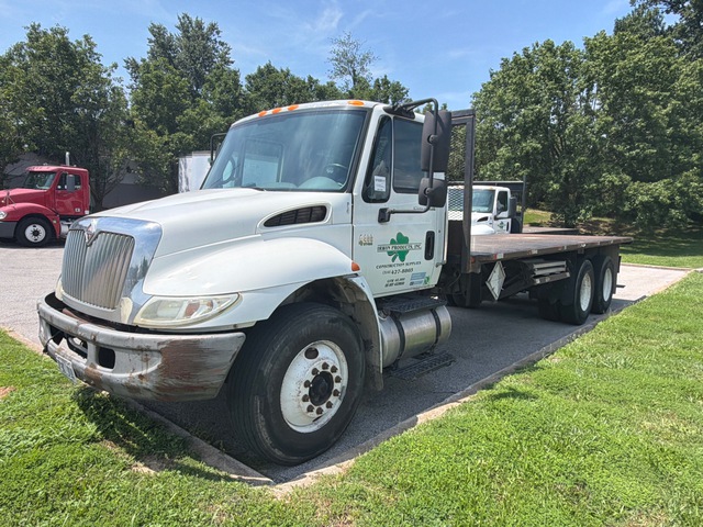 2005 International 4400 6x4 Flatbed Truck
