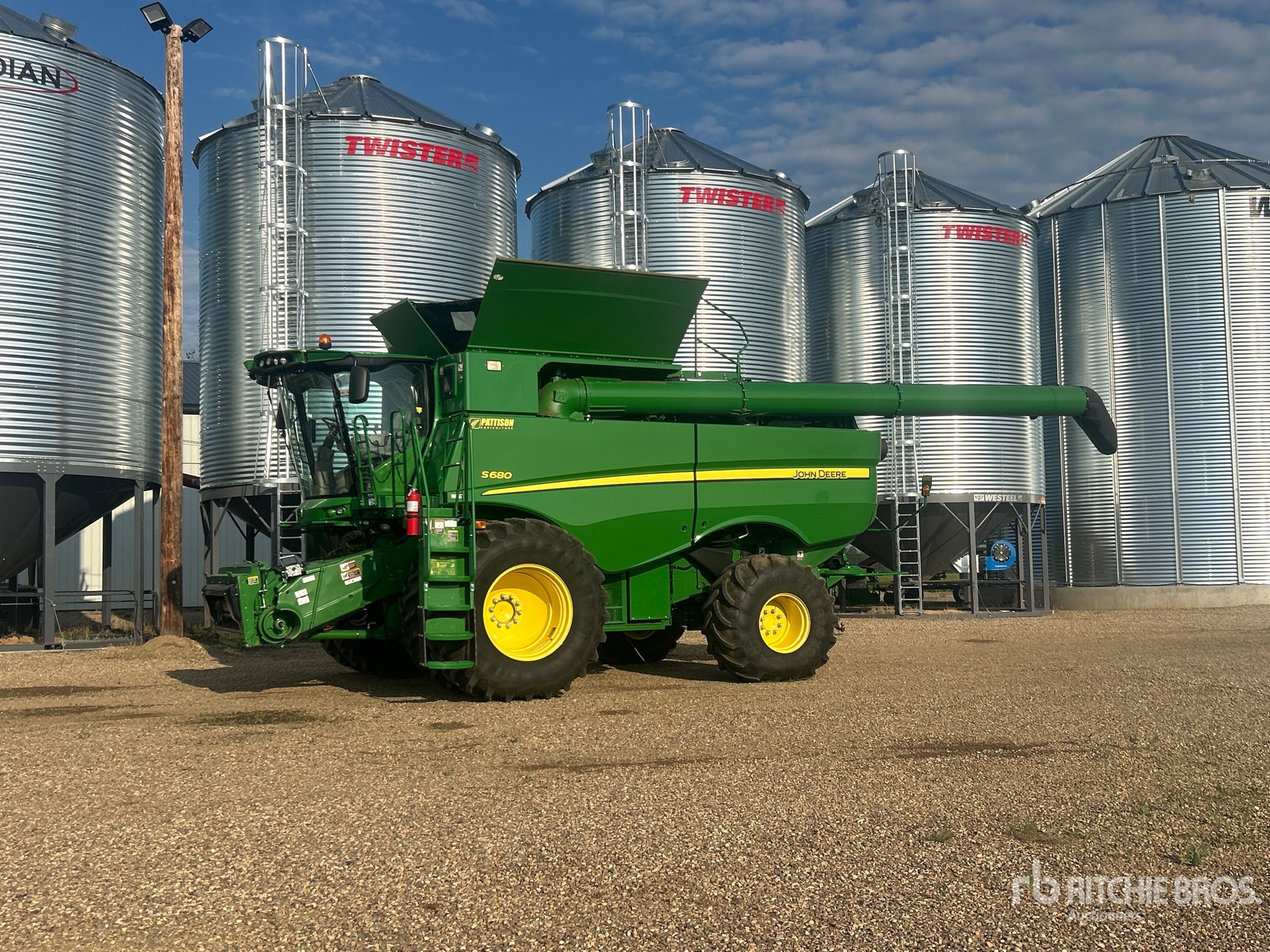 2016 John Deere S680 Combine Harvester