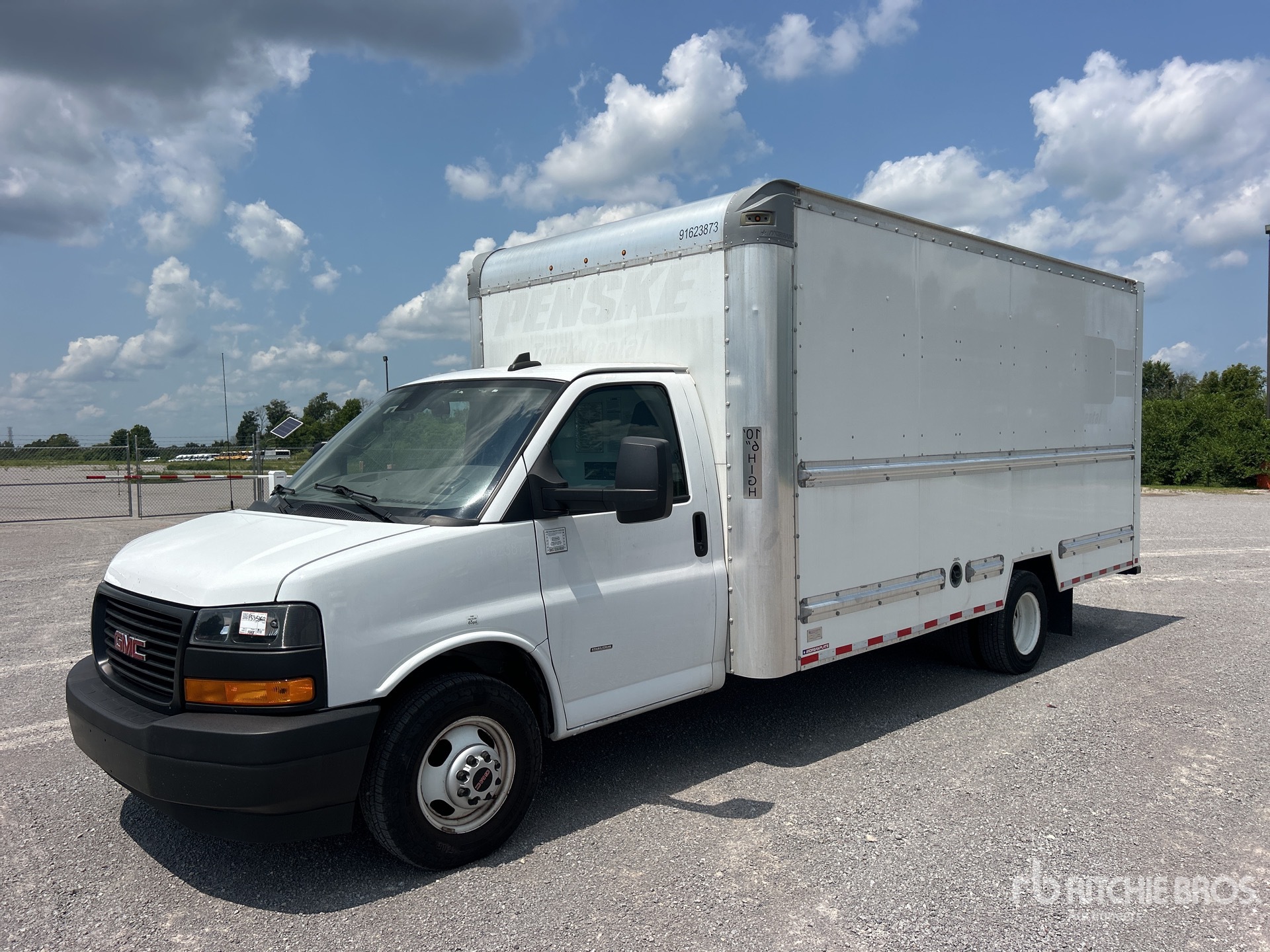 2021 GMC Savana G3500 4x2 Moving 16 Ft Van Truck