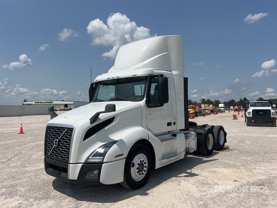 2021 Volvo VNL300 6x4 T/A Dagcabine Trekker