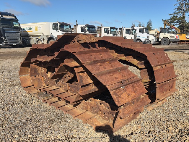 Quantity of (2) 600 mm Tracks - Fits CAT D6R