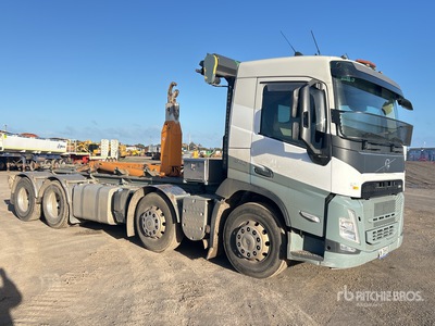 2022 Volvo FM13 8x4 Twin-Steer Hooklift Truck