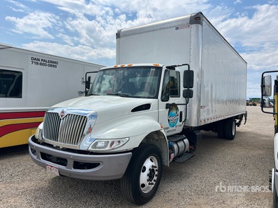 2018 International 4300 4x2 Furgoneta caja cerrada