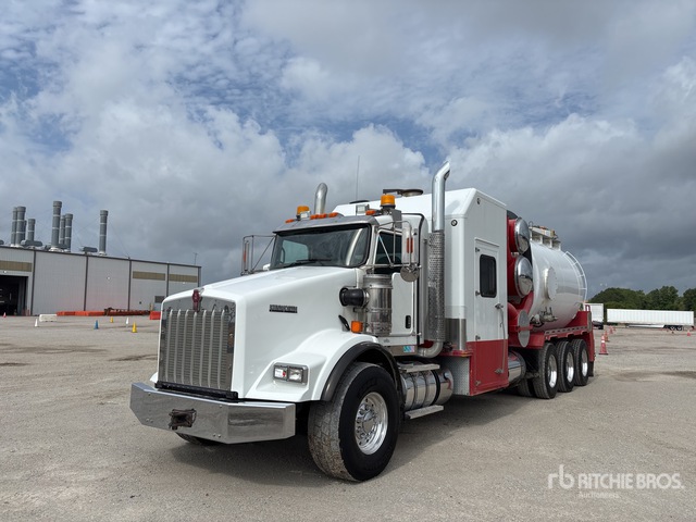 2014 Foremost on 2015 Kenworth T800 8x6 Vacuum Excavator Truck