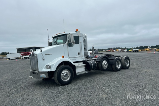2001 Kenworth T800 8x4 Tri/A Day Cab Truck Tractor