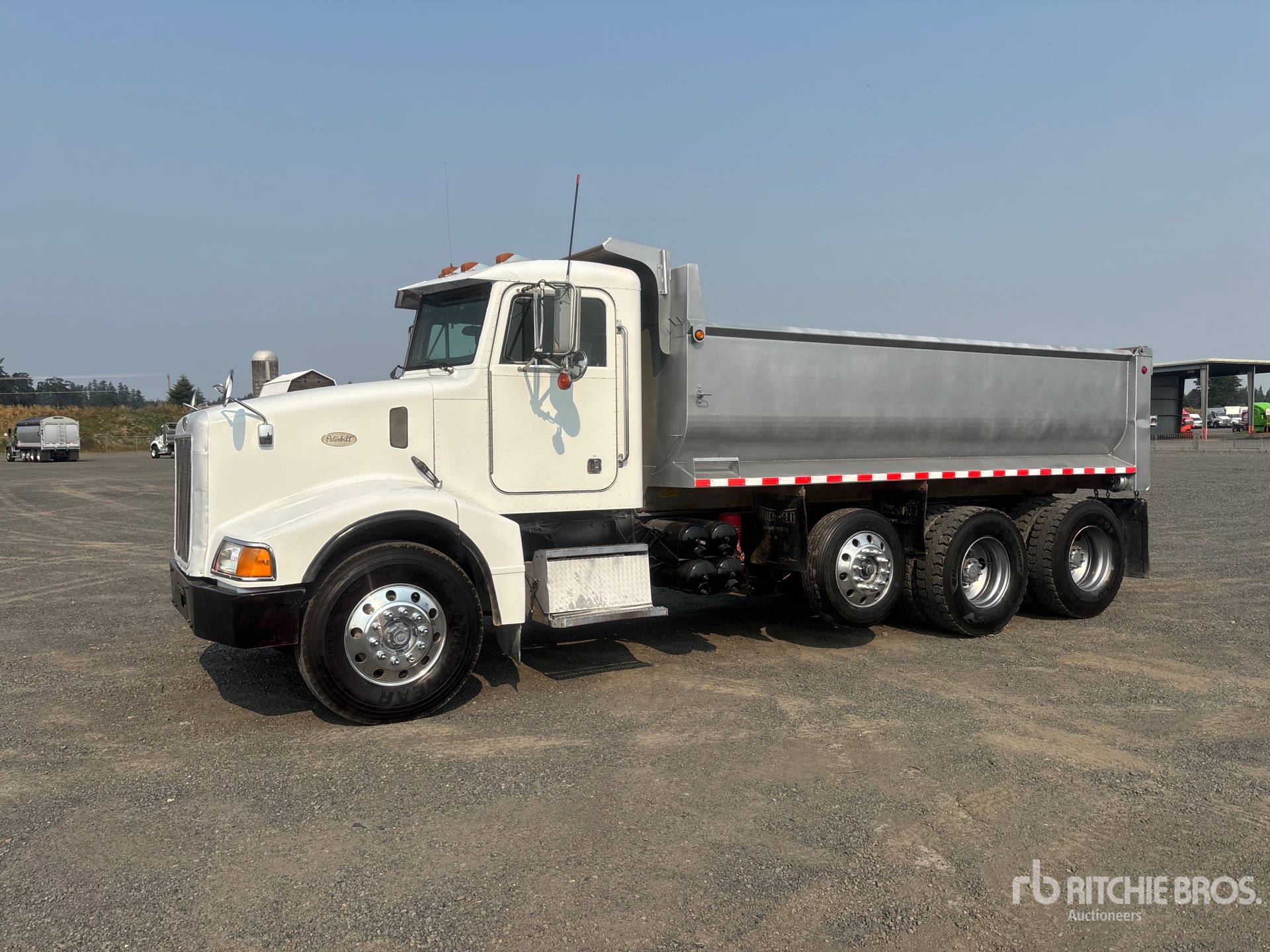2000 Peterbilt 385 8x4 Tri/A Dump Truck