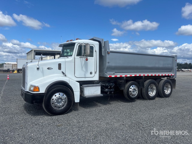 1999 Peterbilt 385 8x4 Tri/A Dump Truck
