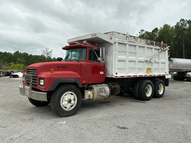 1994 Mack RD688S 4700 gal 6x4 Water Truck