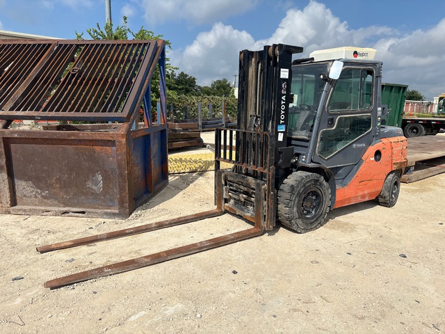 2017 Toyota 8FG45U 8550 lb Pneumatic Tire Forklift