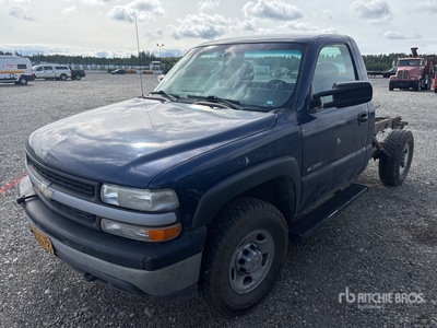 2002 Chevrolet Silverado 2500 4x2 を見 Cab and Chassis