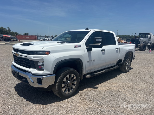 2024 Chevrolet Silverado 2500HD Custom 4x4 Crew Cab Pickup