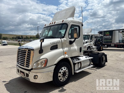 2013 Freightliner Cascadia 113 4x2 Day Cab Truck Tractor