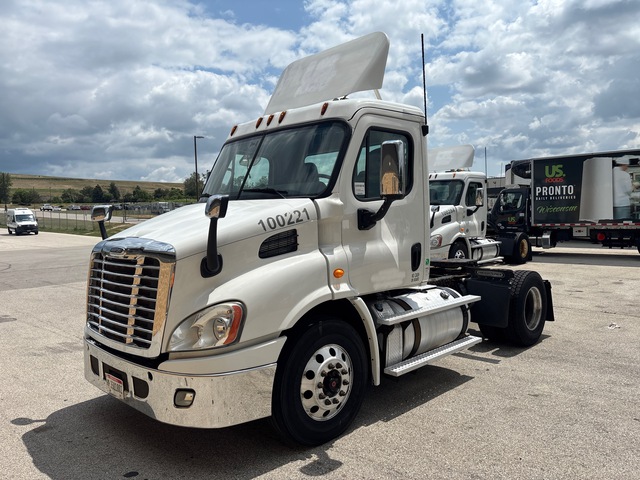 2013 Freightliner Cascadia 113 4x2 S/A Day Cab Truck Tractor 2013 Freightliner Cascadia 113 4x2 S/A Day Cab Truck Tractor