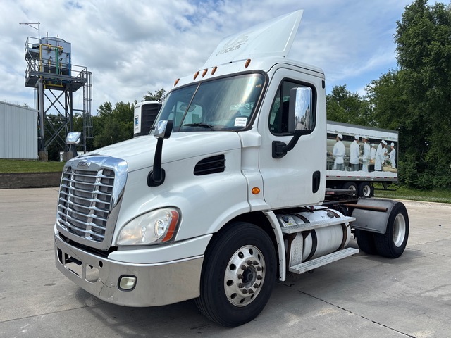 2016 Freightliner CA113 4x2 S/A Day Cab Truck Tractor 2016 Freightliner CA113 4x2 S/A Day Cab Truck Tractor