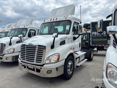 2013 Freightliner CA113 4x2 Day Cab Truck Tractor