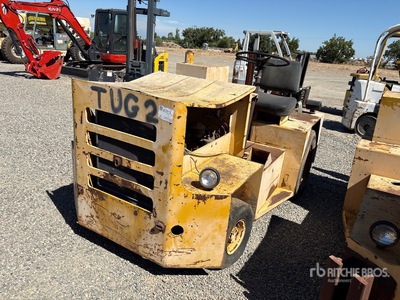 United Tractor SM-40A 4x2 Camión remolcador de plataforma (Inoperable)