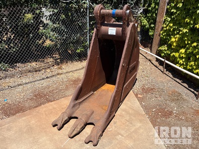 Shanahan 30 in Digging Excavator Bucket - Fits Komatsu PC400