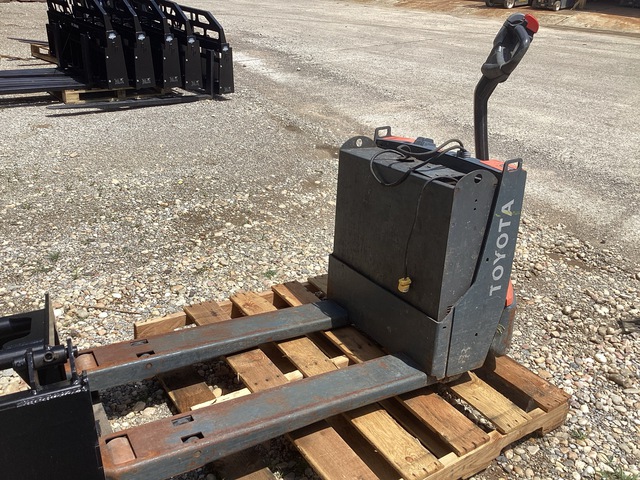 2022 Toyota 8HBW23 4500 lb Electric Pallet Jack