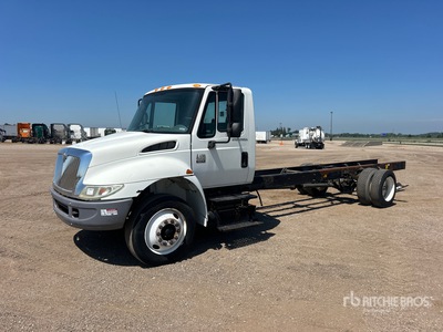 2003 International 4400 4x2 Kabina i podwozie