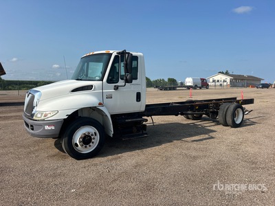 2003 International 4400 4x2 Cab and Chassis