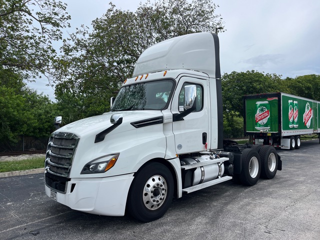 2020 Freightliner Cascadia 126 6x4 T/A Day Cab Truck Tractor
