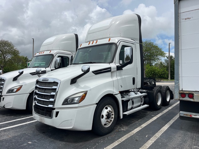 2020 Freightliner Cascadia 126 6x4 T/A Day Cab Truck Tractor