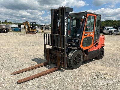 2014 Doosan D35S-5 6950 lb Pneumatic Tire Forklift