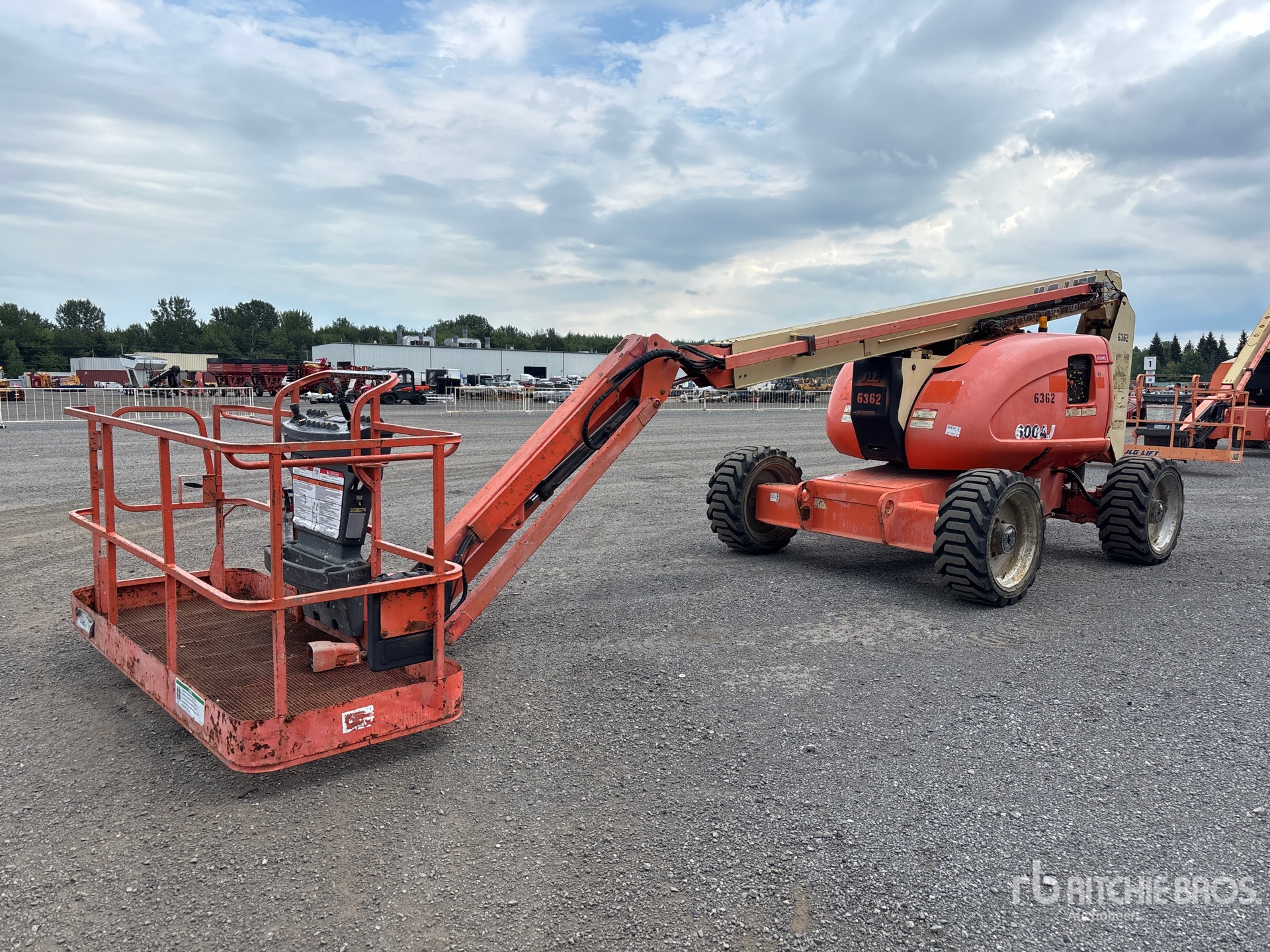 2007 JLG 600AJ 4WD Dual Fuel Articulating Boom Lift