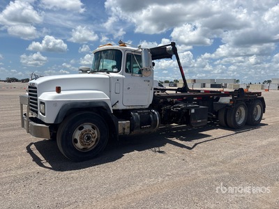 2001 Mack RD688S Camión rodante