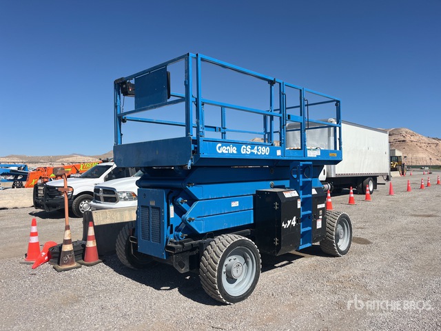 2015 Genie GS-4390 4x4 Dual Fuel Scissor Lift