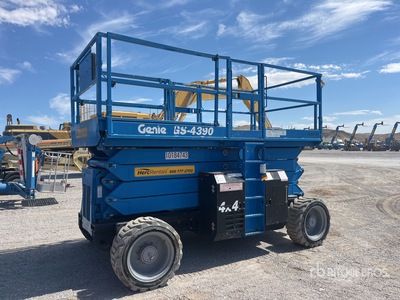 2016 Genie GS4390RT 4x4 Dual Fuel Ascenseur à ciseaux