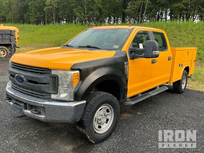 2017 Ford F-350 4x4 Crew Cab Gas Engine, Automatic Utility Truck