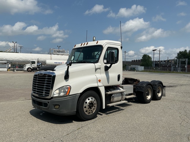 2015 Freightliner Cascadia 125 6x4 T/A Day Cab Truck Tractor