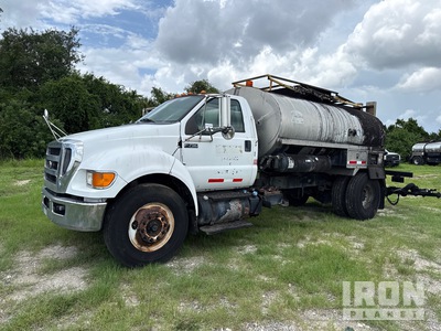 E.D. ETNYRE & CO 2000 L on 2015 Ford F-750 XL 4x2 Camión distribuidor de asfalto