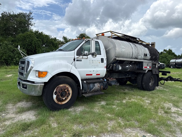 E.D. Etnyre 2000 gal on 2015 Ford F-750 XL 4x2 Asphalt Distributor Truck