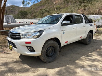 Toyota Hilux 4x4 Crew Cab Pickup