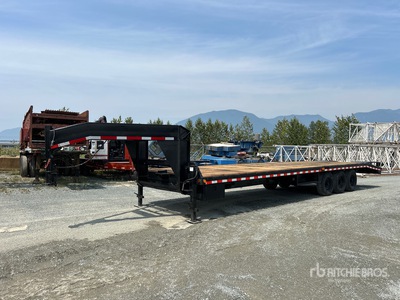 2004 Mustang 32 ft Tri/A Gooseneck Equipment Trailer