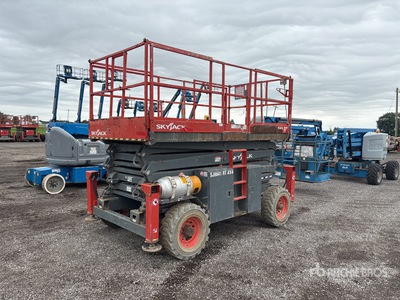 2018 Skyjack SJ8841RT 4x4 LPG منصة رفع متحركة
