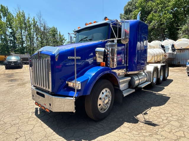 2005 Kenworth T800 8x4 Tri/A Sleeper Truck Tractor 2005 Kenworth T800 8x4 Tri/A Sleeper Truck Tractor