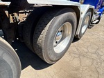 4 dessous de caisse - Camion with Pneus de traction avant droite