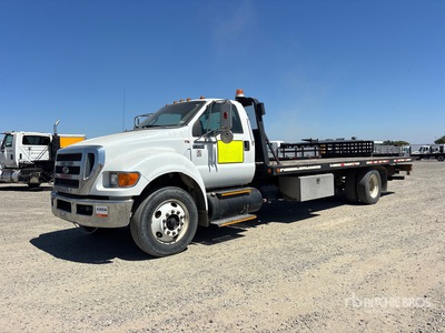 2013 Ford F-750 XL 4x2 شاحنة سحب مسطحة