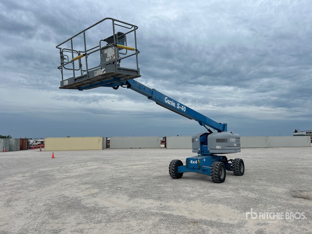 2005 Genie S-40 4WD Gasoline Telescopic Boom Lift