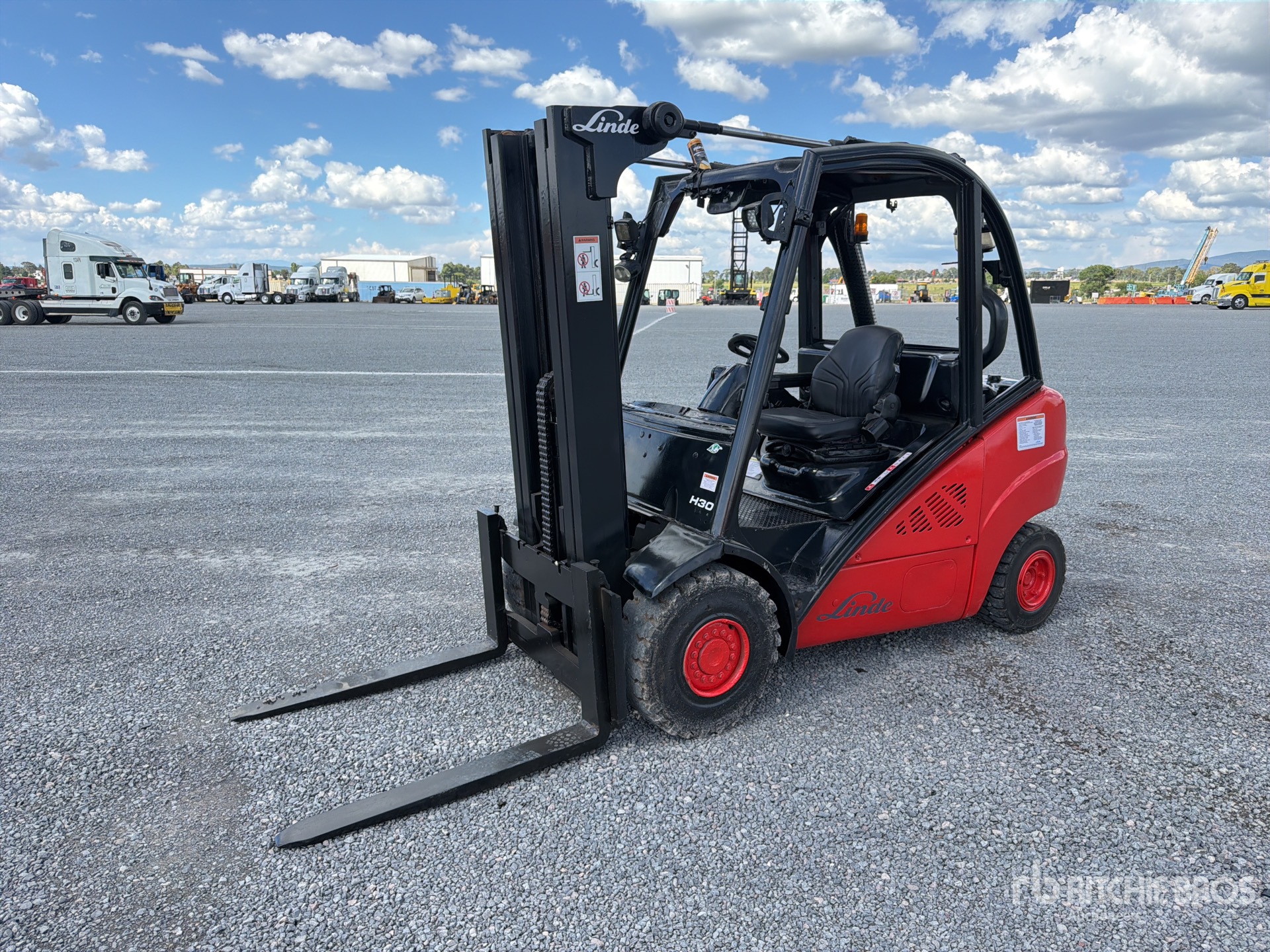 2011 Linde H30D 6600 lb Cushion Tire Montacargas / Forklift
