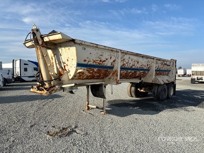 1993 Ennis 28 ft T/A Frameless Remolque banera